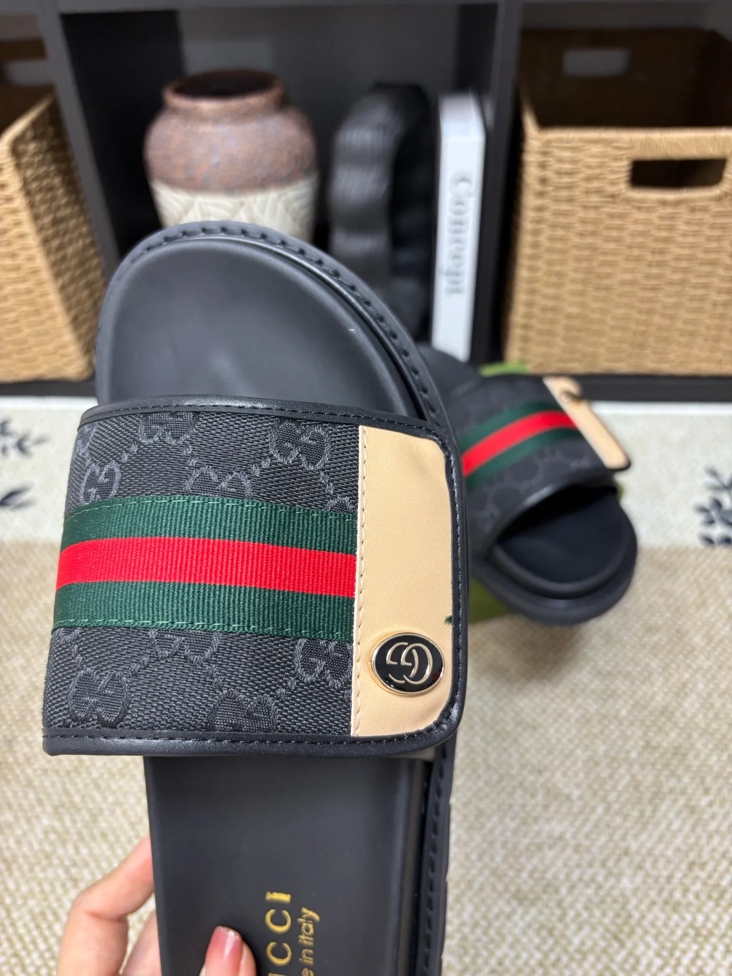 Factory 💰 300 yuan Gucci slippers] high-end men's shoes brand official website 1:1 latest masterpiece: original mold customization, the fabric is made of imported original materials, upgraded outsole, lighter and non-slip. The market's top quality, simple yet tasteful, a must-have for fashionistas, fashionable at your feet, full of confidence, the same style at the counter 👍The season of summer slippers is here. Code: 38-45 (45 customized)